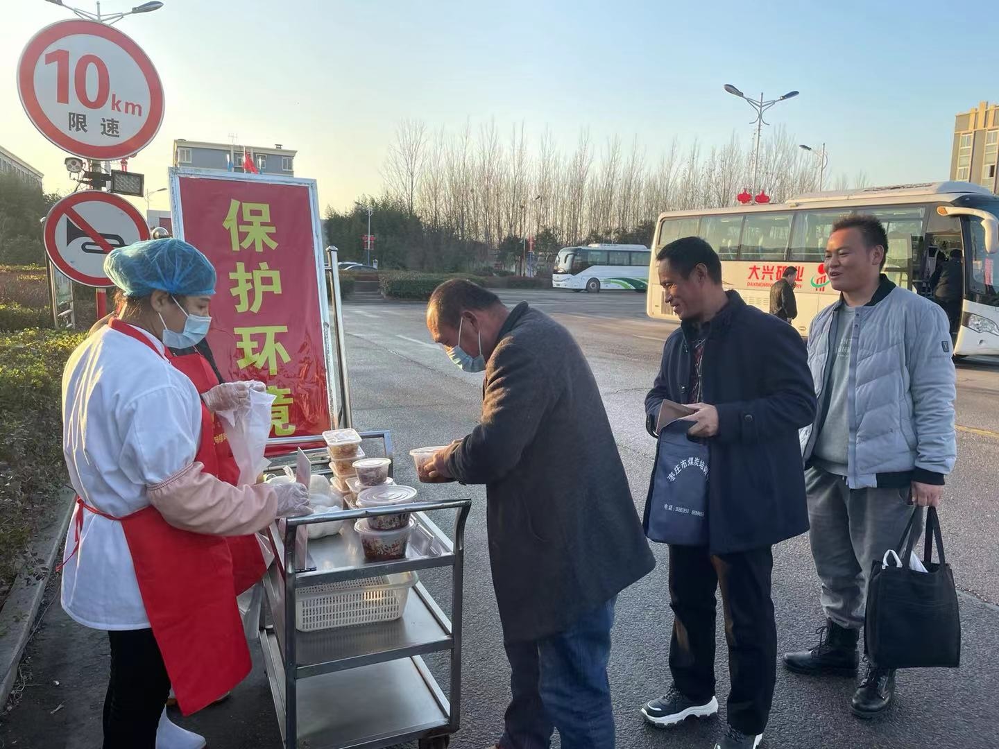 大兴矿业公司食堂暖心服务获点赞.jpg 大兴矿业公司食堂暖心服务获点赞.jpg